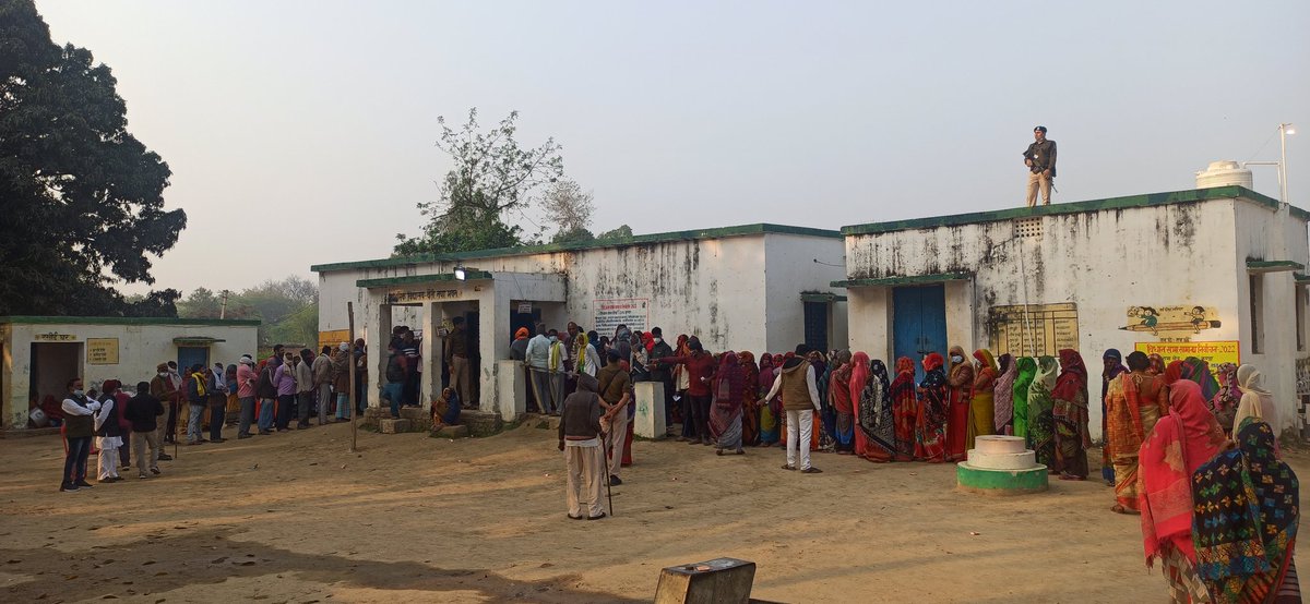 Sonu_indiatv's tweet photo. #UPElections2022 #5th_phase #Kunda #rajabhaiya https://t.co/HbvbhTfkl2