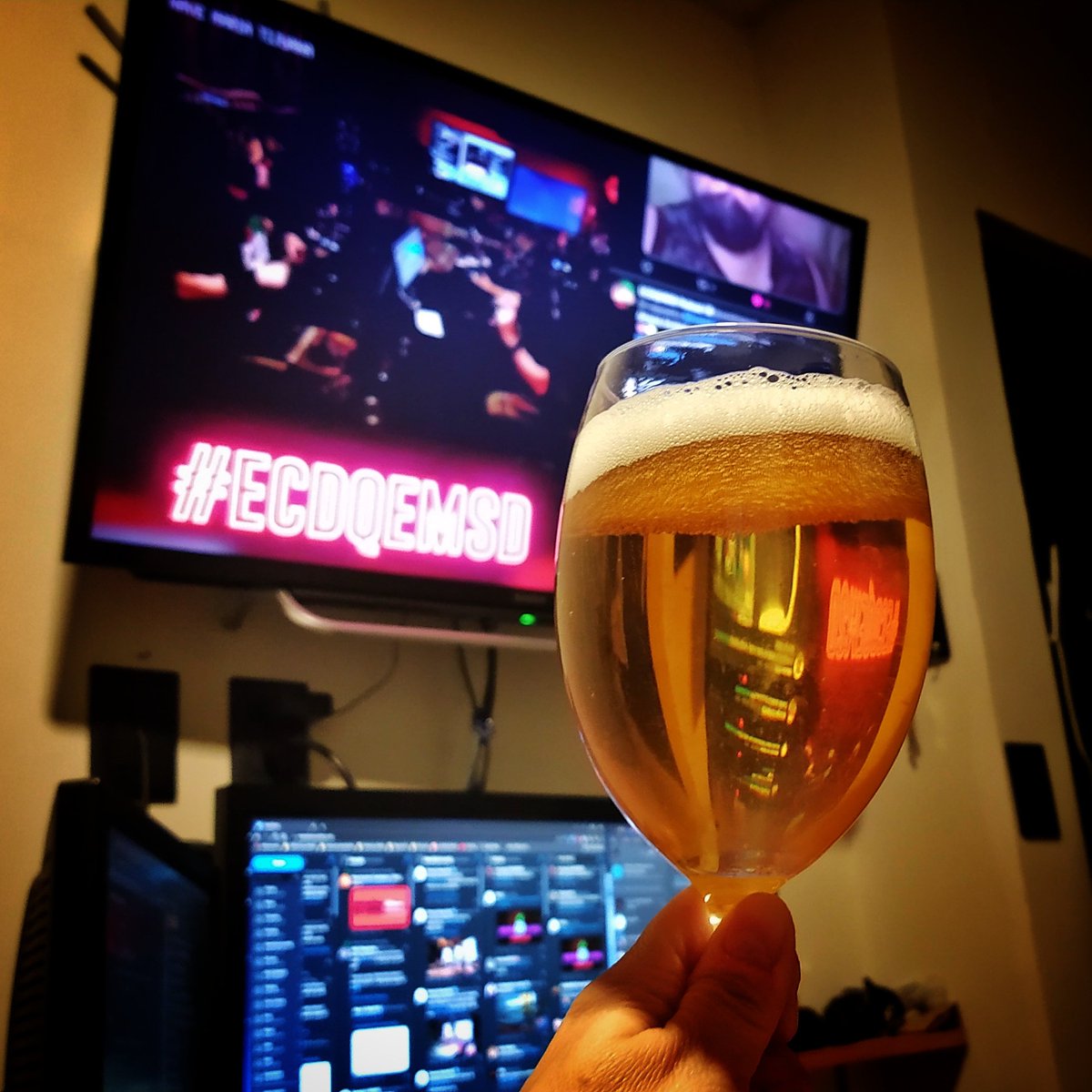 ferni_ma's tweet photo. ¡Salud banda! 🍺🖤
#ECDQEMSD https://t.co/9bqANYSYi7