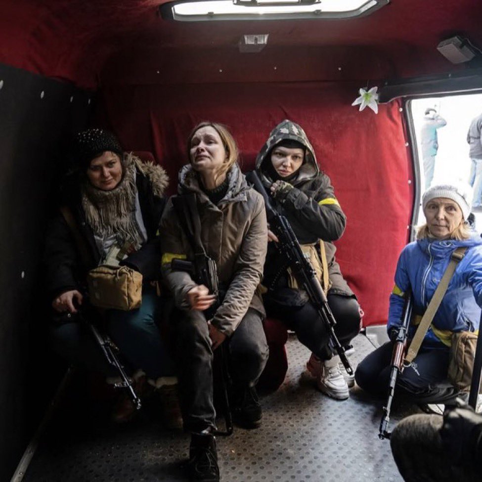 AleParhLo's tweet photo. 😭😭😭😭❤️❤️These random civilians staying to fight for
Ukraine are just breaking my heart. The
bravery. This woman, Julia, is a teacher.
Crying as she's waiting to be deployed.
She volunteered.
#UkraineUnderAttack #UkraineWar #UkraineRussia #StopWar #StopPutin #IStandWithUkraine https://t.co/YdnPhM93Hd