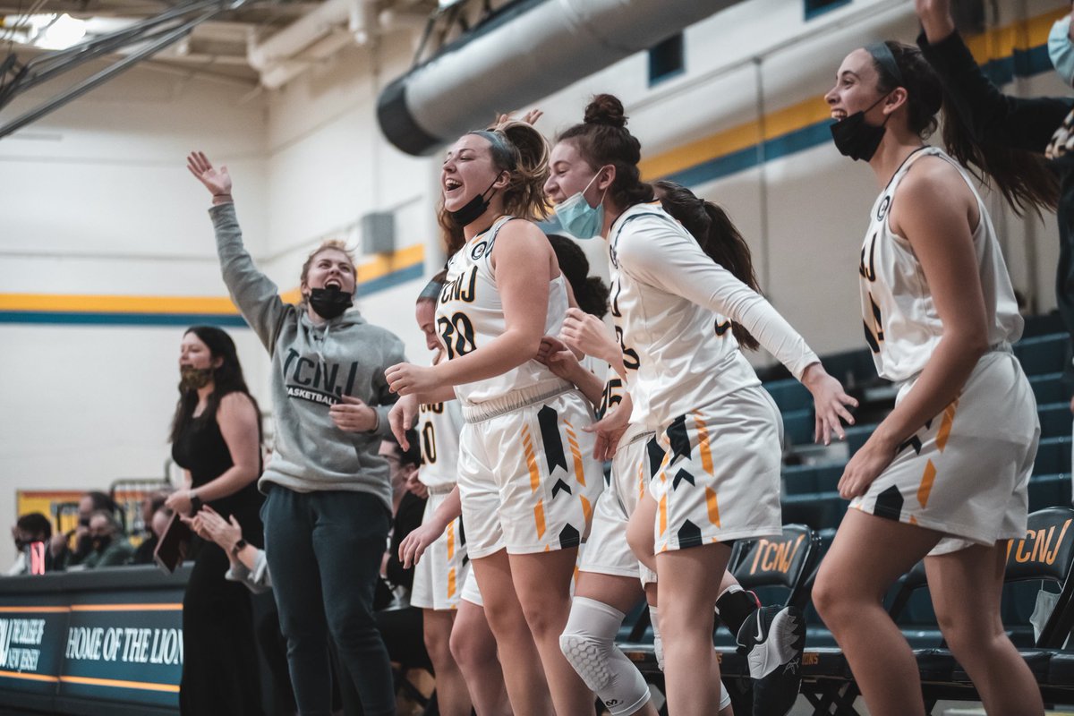 tcnjwb's tweet photo. A mini photo dump to celebrate a helluva season💙🏀💛 See you all next October😉 #TCNJ #LionPride #TagUp #D3Hoops https://t.co/i36bbFV39G