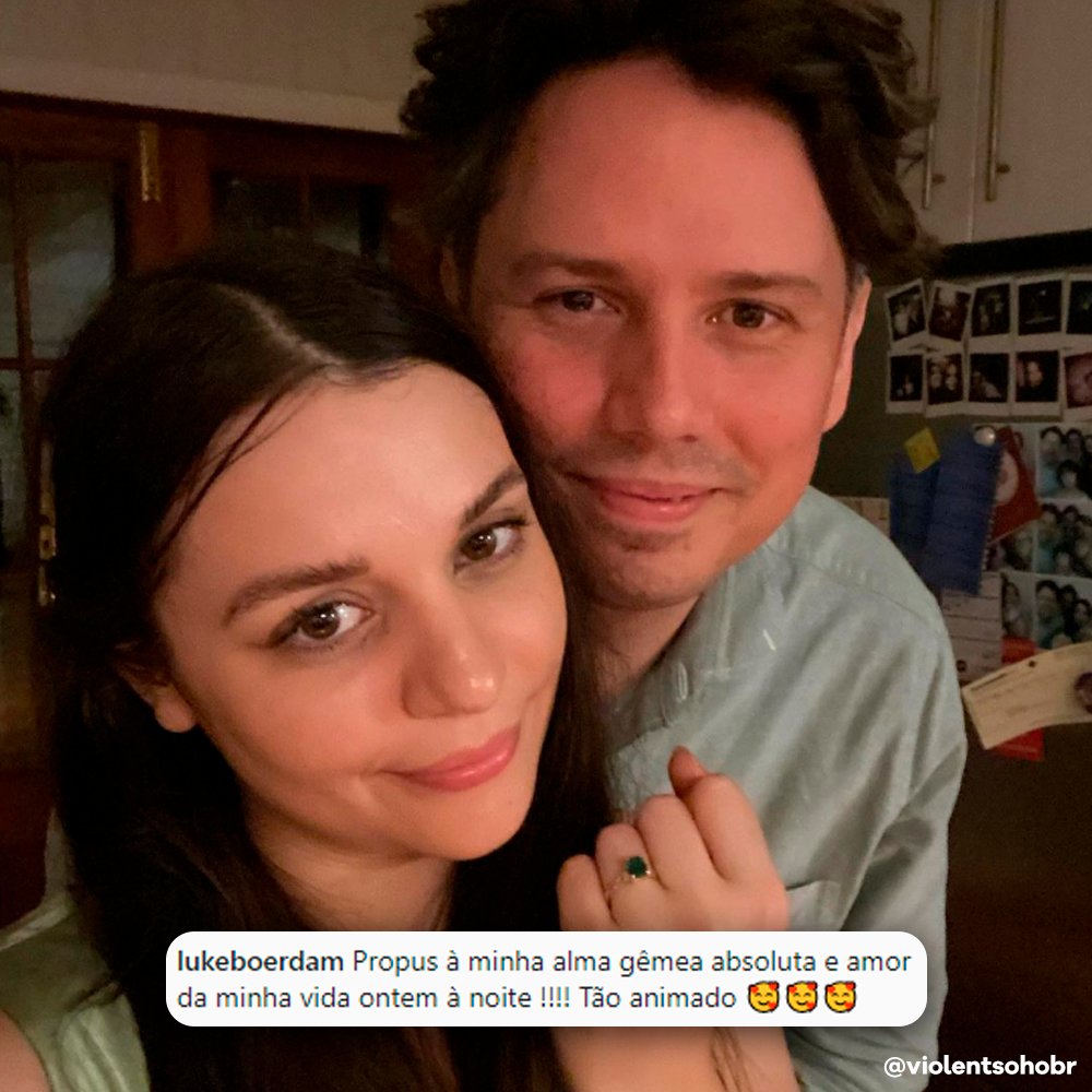 Parece que nosso menino Luke está noivo!
😍