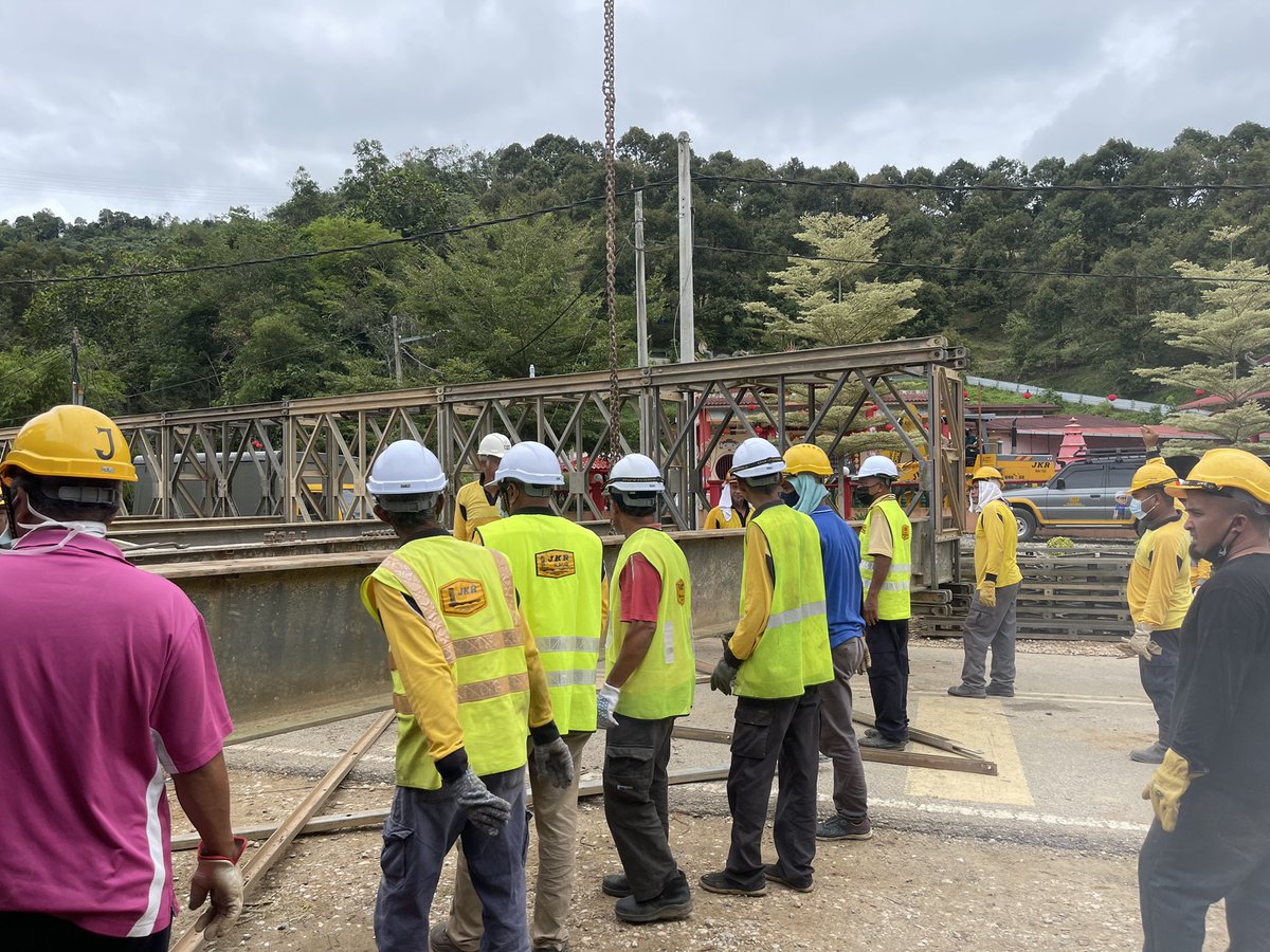 27 Feb. 2022| pemasangan Bailey Bridge di Kampung Teras,Raub. 
Jambatan sediada telah runtuh dan menyukarkan penduduk bergerak. 

Kekuatan skuad ini terdiri drp 30 warga <a href="/JKRPAHANG/">JKR PAHANG</a> pelbagai JKR Daerah. 

Moga Allah balas kebaikan semua yg telibat. 

#JasaKepadaRakyat