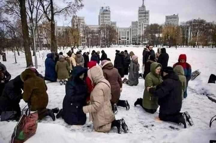 DuvanMarquez12's tweet photo. People in Ukraine Praying to God 🇺🇦😢❤️
#warukraine 
#russia #ukraine https://t.co/JoyZf6E4iT