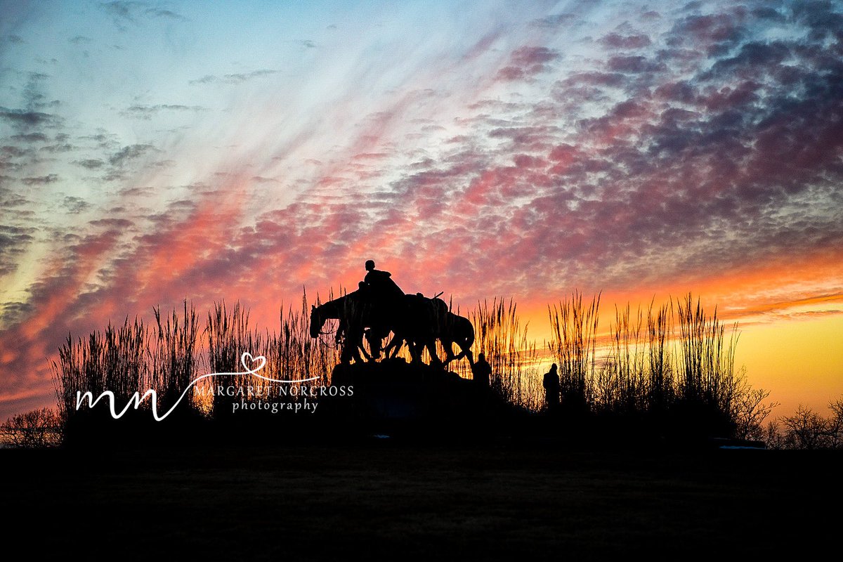 PeopleofCowtown's tweet photo. Gotta love those KC sunsets. Captured this while waiting for the sun to set. #sunset #kansascity #visitkc #howwedokc #missourisunset https://t.co/zsggPP3P3b