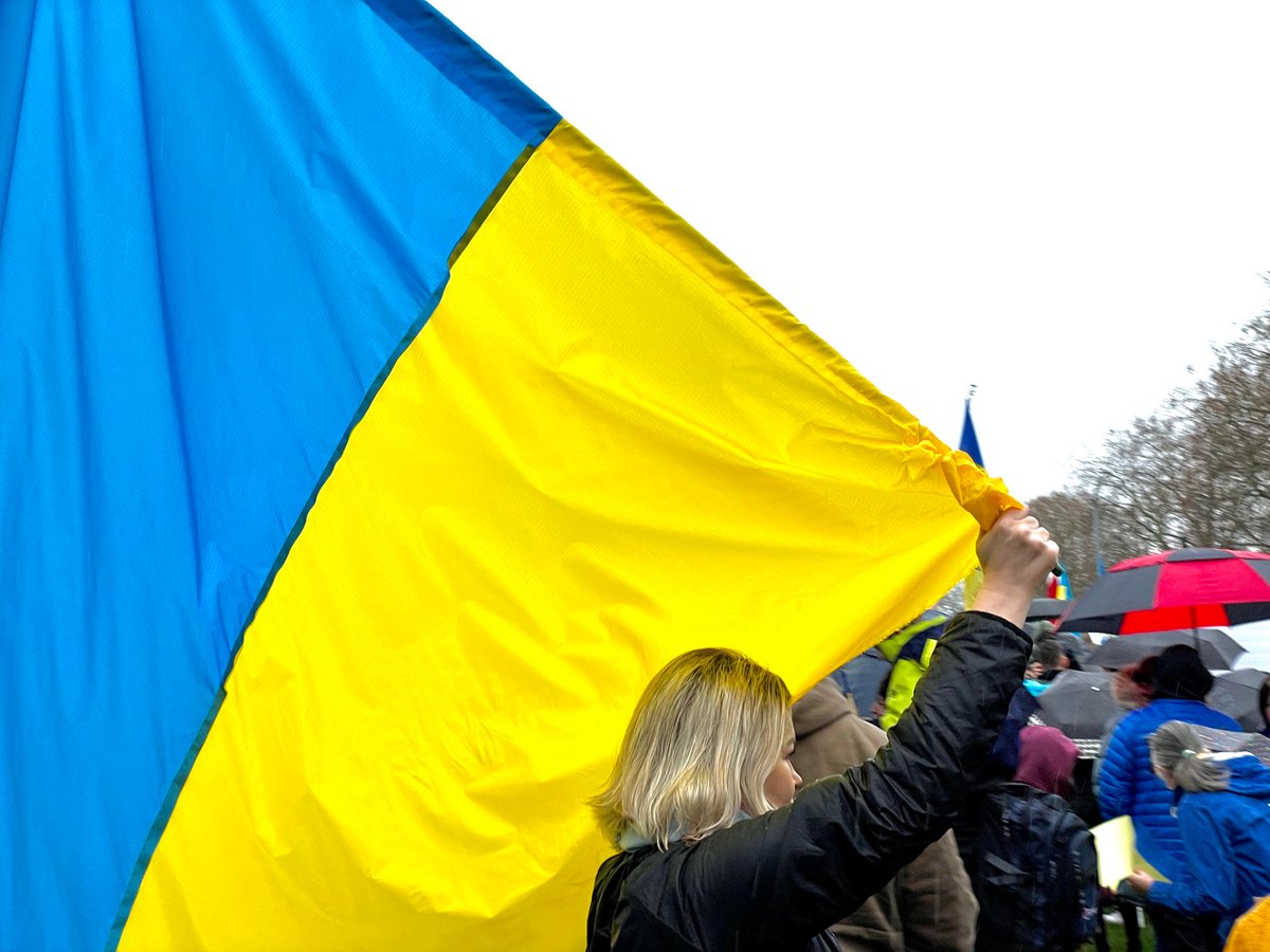 Engel140's tweet image. Standing with #Ukraine in the Seattle rain.