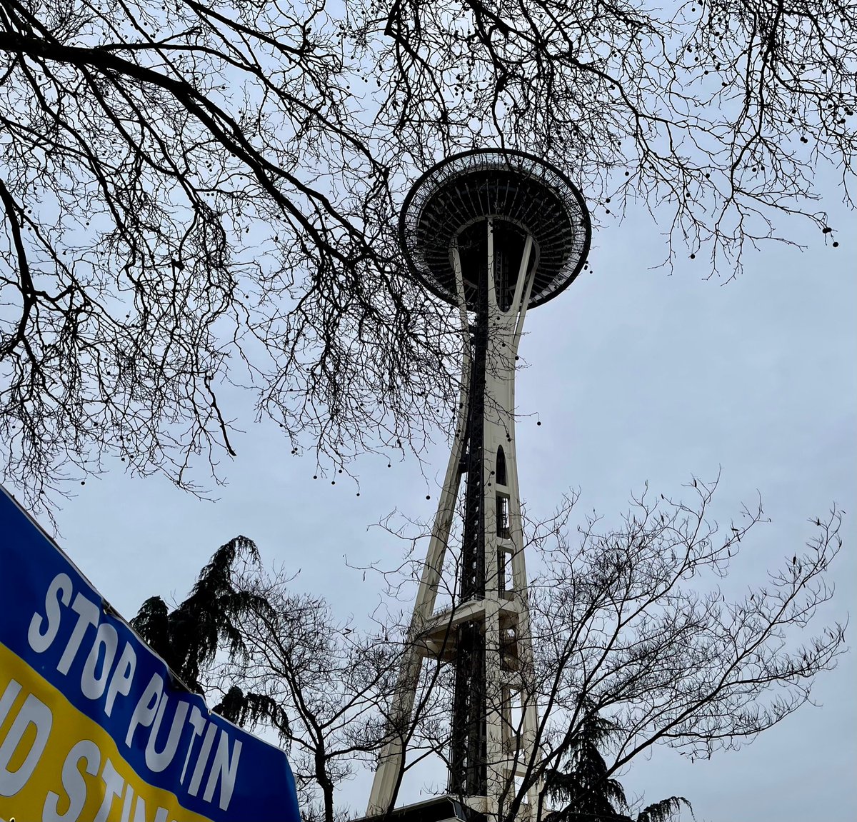 Engel140's tweet image. Standing with #Ukraine in the Seattle rain.