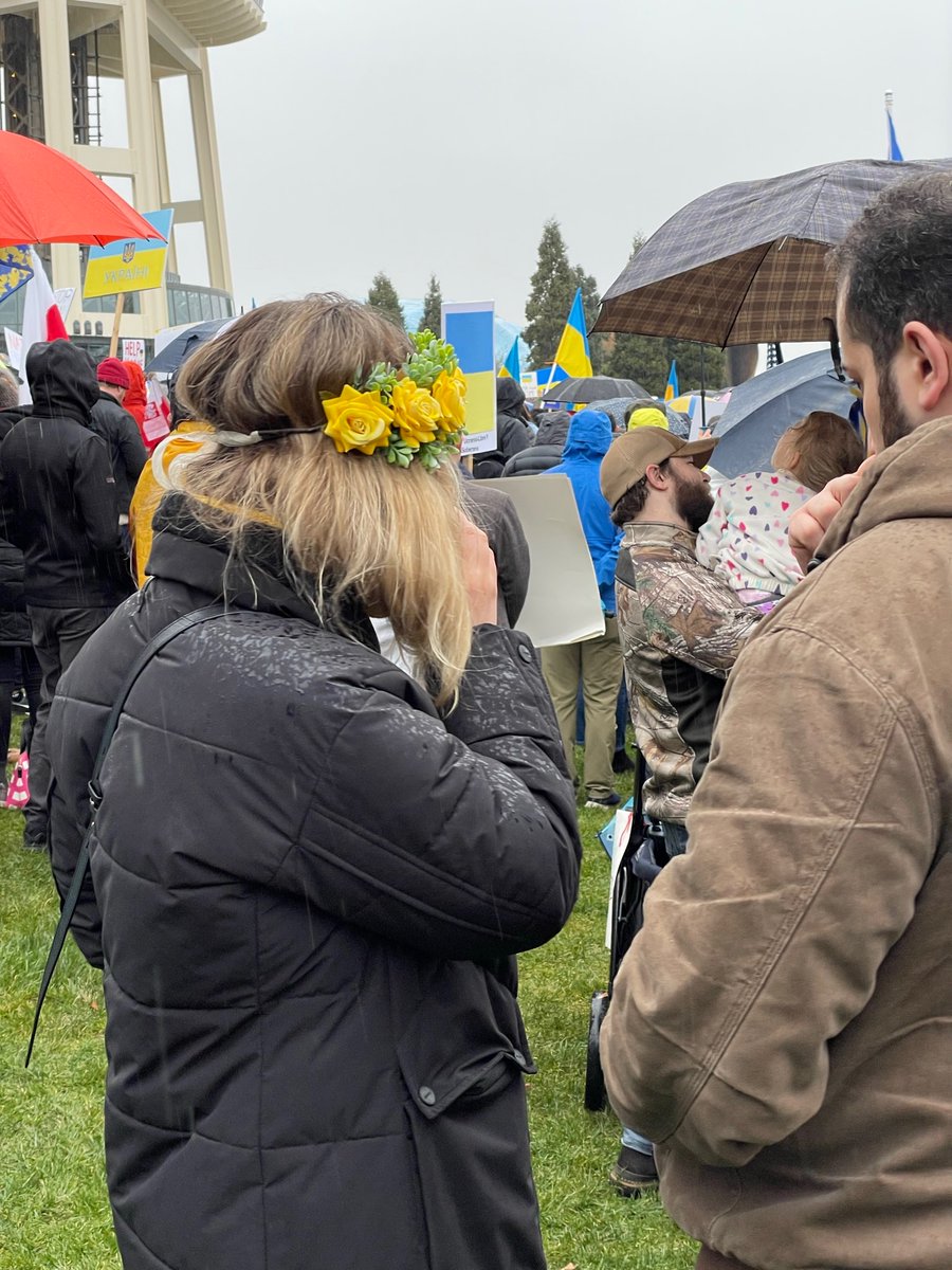 Engel140's tweet image. Standing with #Ukraine in the Seattle rain.