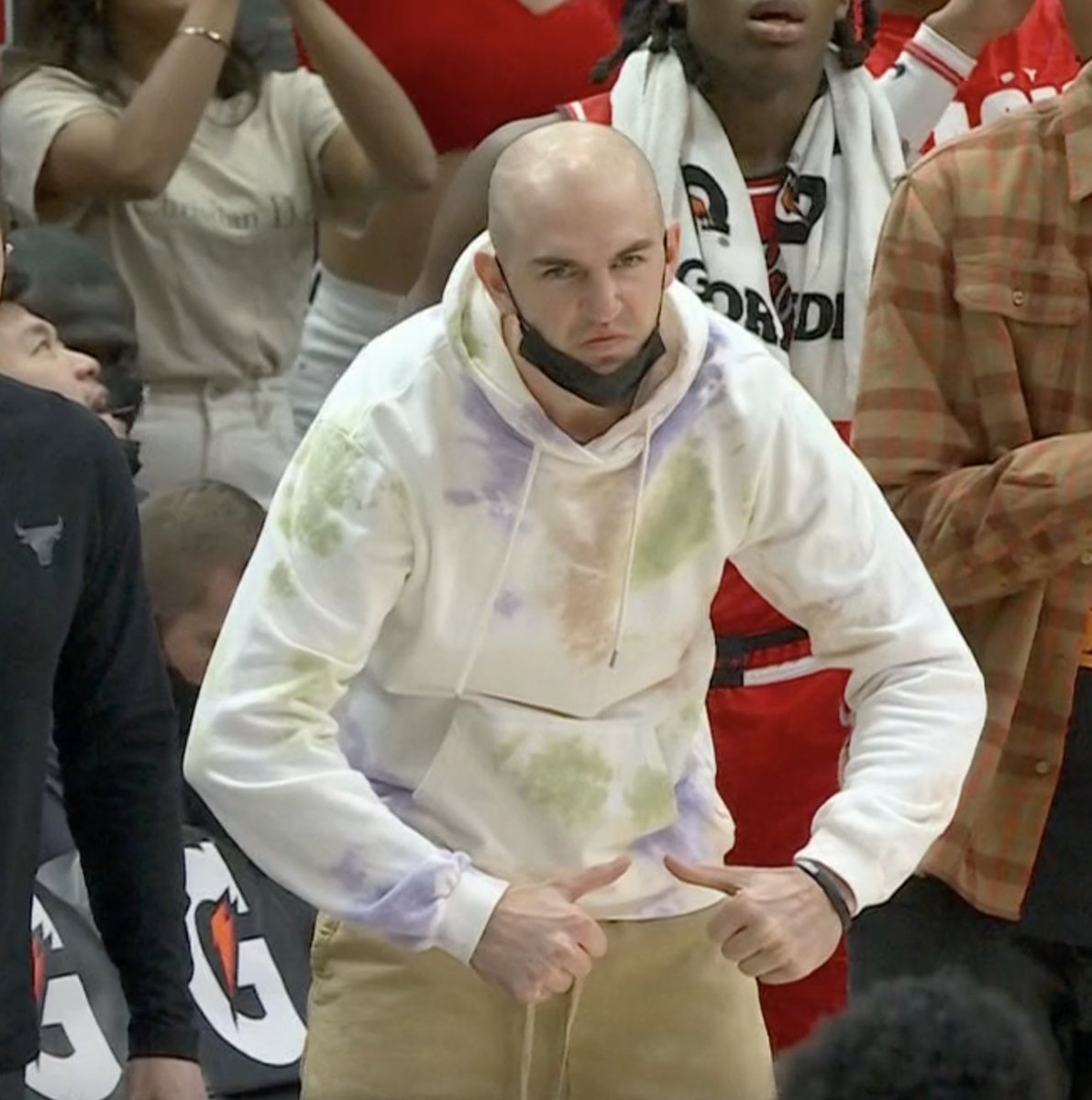 ESPNNBA's tweet photo. Alex Caruso is LOVING the Bulls' late comeback 😤 https://t.co/QLorbwYdAq
