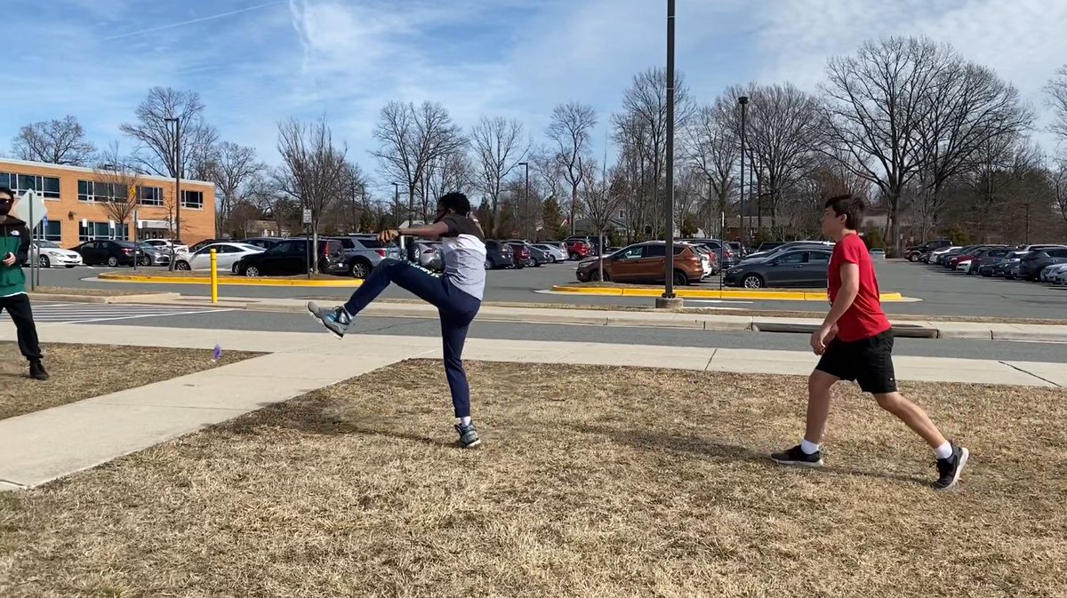 Chinese_Edison's tweet photo. Level 2 had an outdoor brain break on this unseasonably warm Wednesday afternoon. We played the Chinese traditional sport/game Jianzi 毽子.😎👍 https://t.co/vlW8MsL2gH
