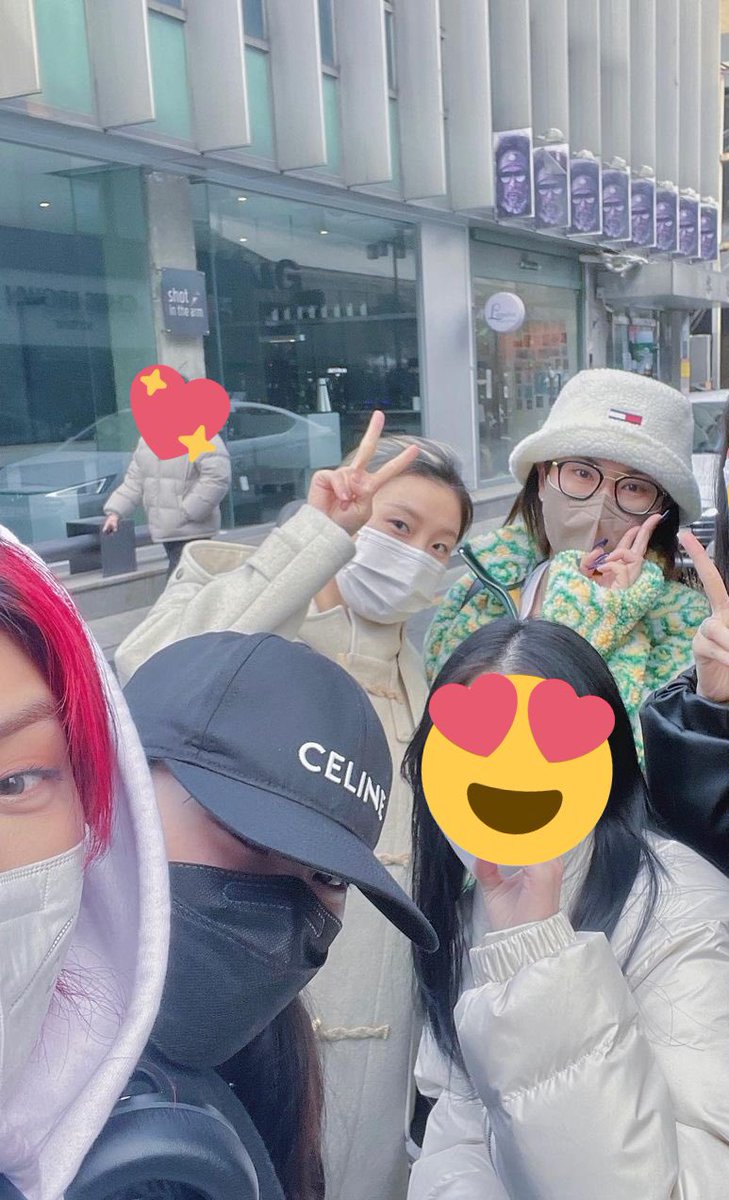 tarafanatic's tweet photo. Fantaken selca with Aiki, Noze, Leejung and Gabee 🐱🤍

Noze is right beside Aiki again kkkk https://t.co/6VdGK9rdAA