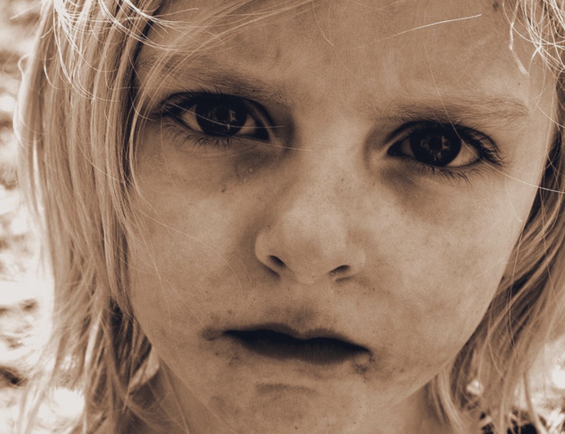 бедные смеются дети плачут. бедные смеются дети плачут. плачущая девочка. бедный мальчик. плачущая девочка.