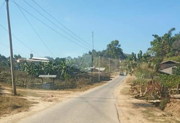 Chanapai247's tweet photo. This early morning, SAC conducted aerial bombardments onto #Lobarkho village where there can be said to be crammed with internally displaced people from #Karenni state. Besides, SAC terrorists are seen tightening the security of Loikaw-Demawso main road.

#2022Feb27Coup https://t.co/2cZqT3cbPw