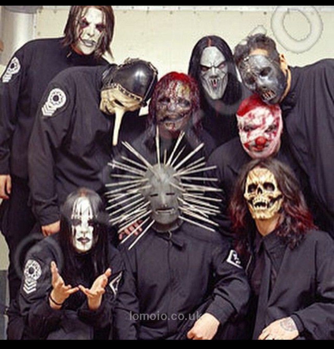 Участники Slipknot обнимаются