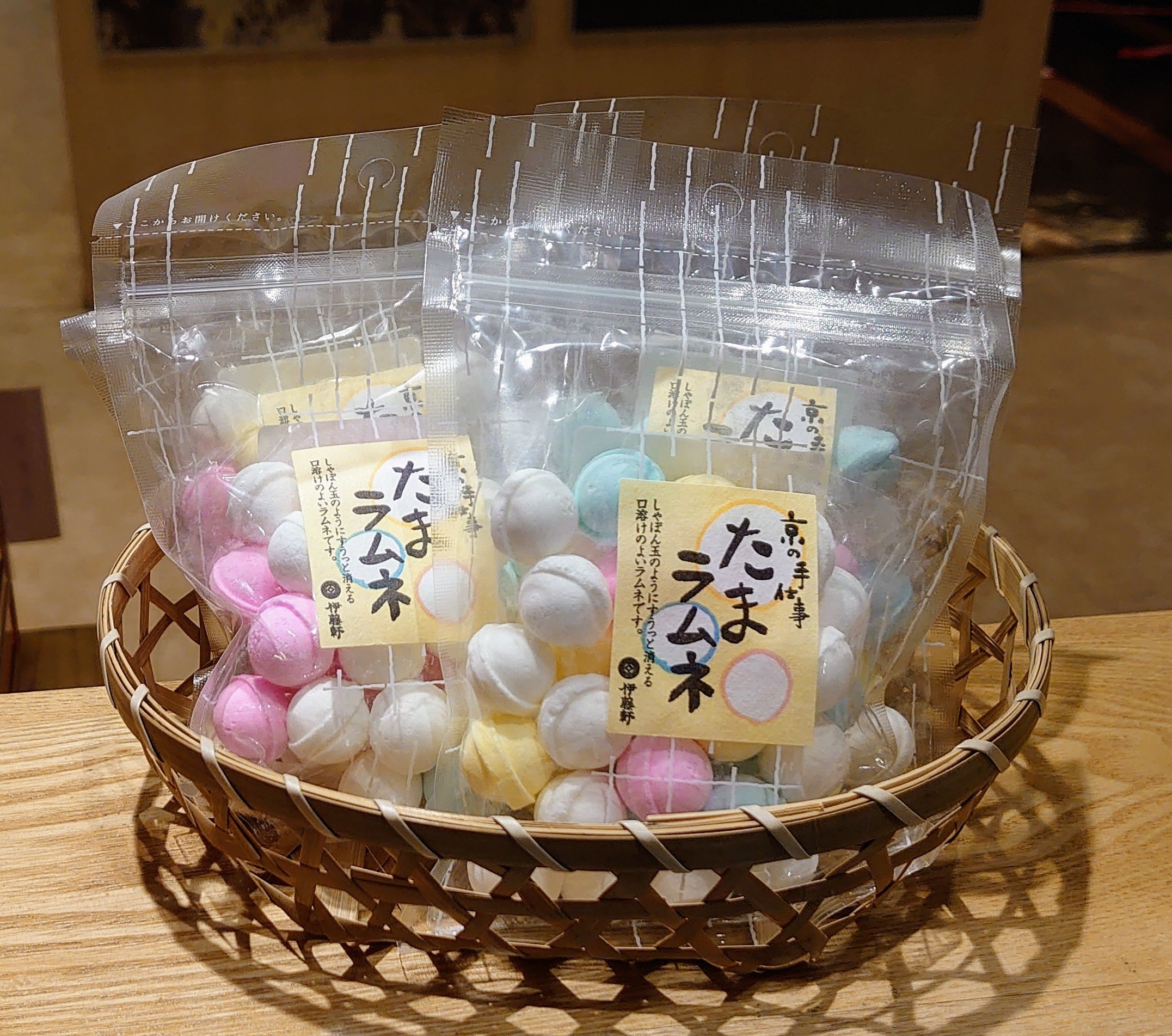 メイドイントーカイ ﾒｲﾄﾞｲﾝﾄｰｶｲ御在所店 お口に入れたらホロッとほどけて すぅーっと溶ける たまラムネ に かわいい箱入りが登場 綺麗に並んで目にも楽しい ちょっとした手土産にいかがでしょうか もちろん 袋入もございます ラムネ たま