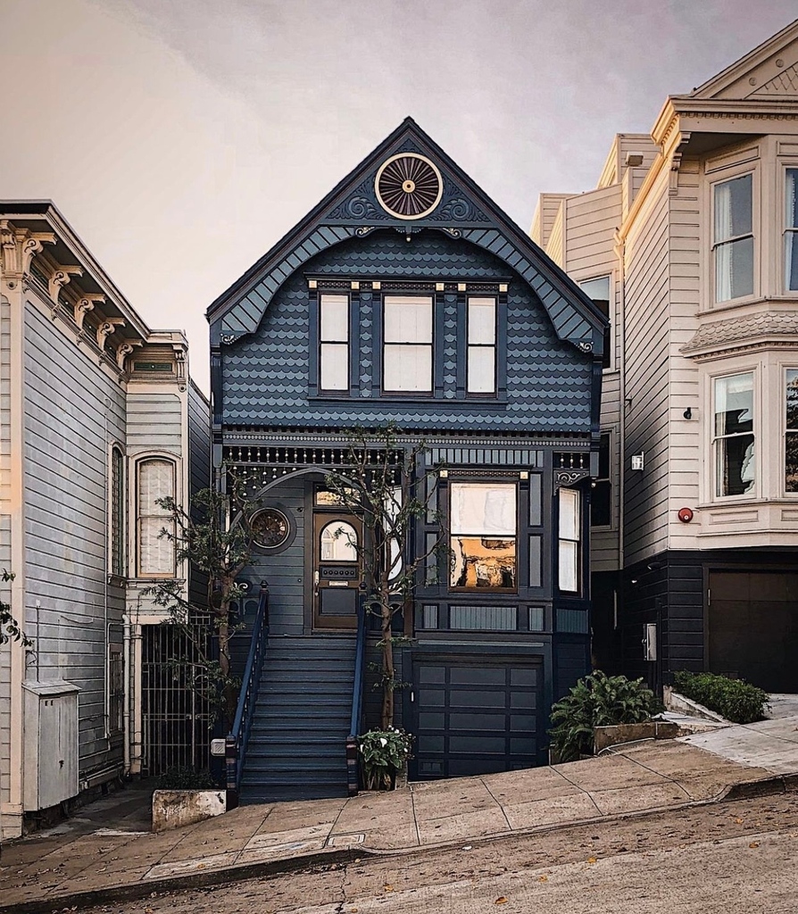 RogueAndWolf's tweet photo. How beautiful is this house? 😍⁠
⁠
Tag who you'd happily live here with ❤️⁠
⁠
⁠
⁠
⁠
⁠
@danieltriassi⁠
#rogueandwolf #goth #gothic #gothgothgoth #gothhouse #gothhome #homegoals #dreamhome #dreamhouse #blackismyhappycolor https://t.co/HXZMKRMosi https://t.co/j7rZWAWjjH
