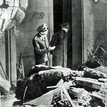 EternalGamesLP's tweet image. Dies ist das letzte bekannte Foto von Hitler, während er die Zerstörung der Reichskanzlei begutachtet.
Ob Putins Weltbild auch bald so aussehen wird?