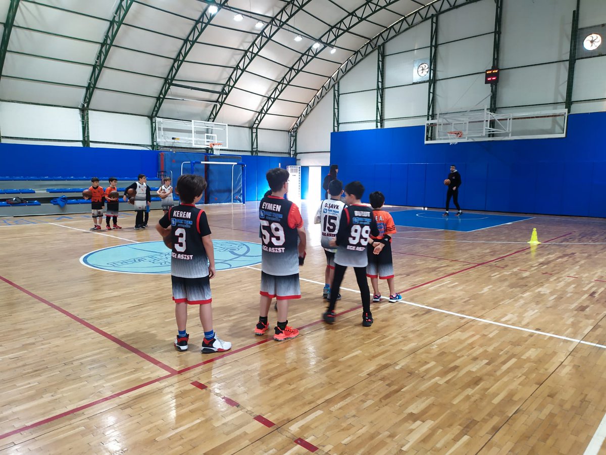 EgeAsist's tweet photo. Antrenmanlarımız tüm hızıyla devam ediyor. 
Basketbol antrenmanımızdan güzel kareler sizlerle 👍🔴⚫🏀

#EgeAsist #gelecegeasist #basketbol #takım https://t.co/ST4cxNE01S