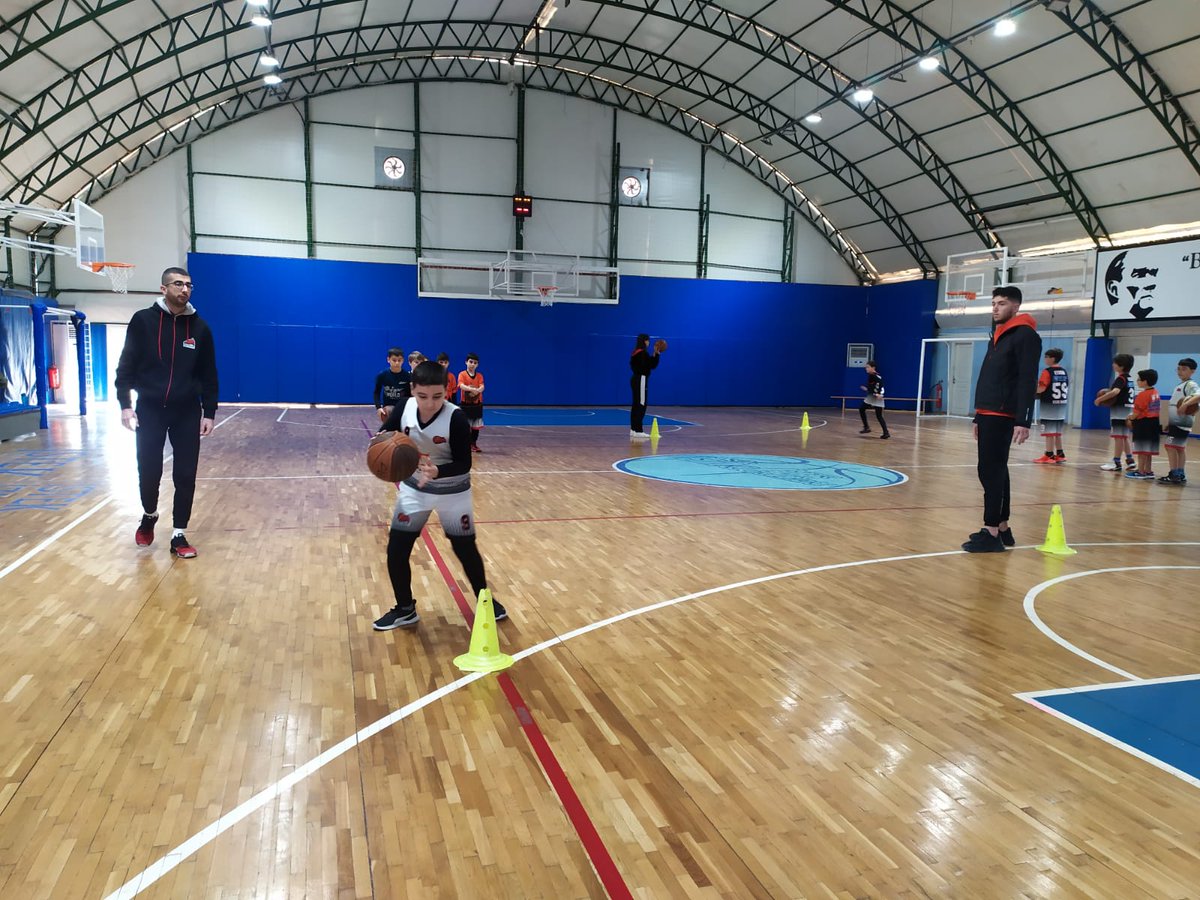 EgeAsist's tweet photo. Antrenmanlarımız tüm hızıyla devam ediyor. 
Basketbol antrenmanımızdan güzel kareler sizlerle 👍🔴⚫🏀

#EgeAsist #gelecegeasist #basketbol #takım https://t.co/ST4cxNE01S