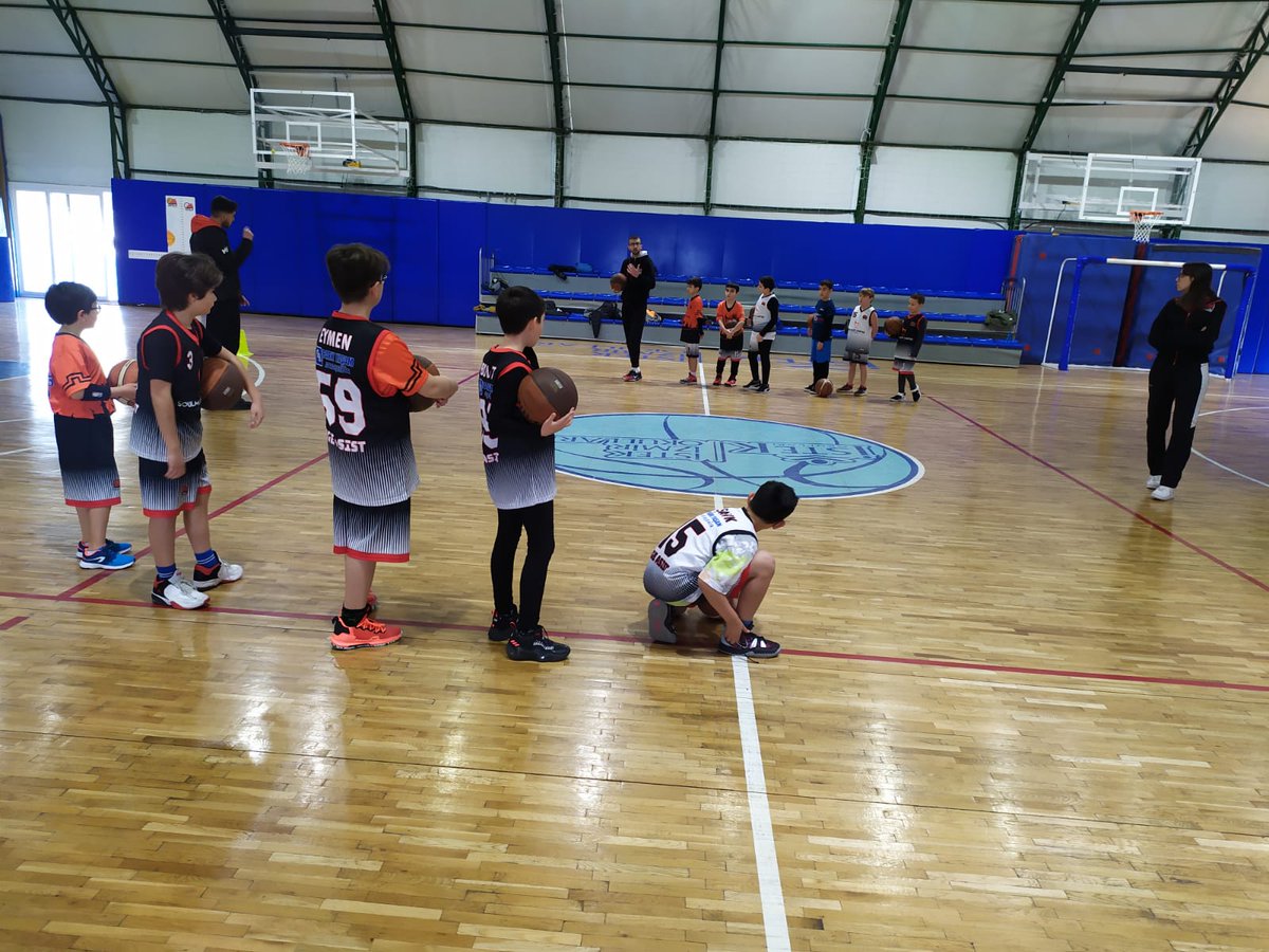 EgeAsist's tweet photo. Antrenmanlarımız tüm hızıyla devam ediyor. 
Basketbol antrenmanımızdan güzel kareler sizlerle 👍🔴⚫🏀

#EgeAsist #gelecegeasist #basketbol #takım https://t.co/ST4cxNE01S