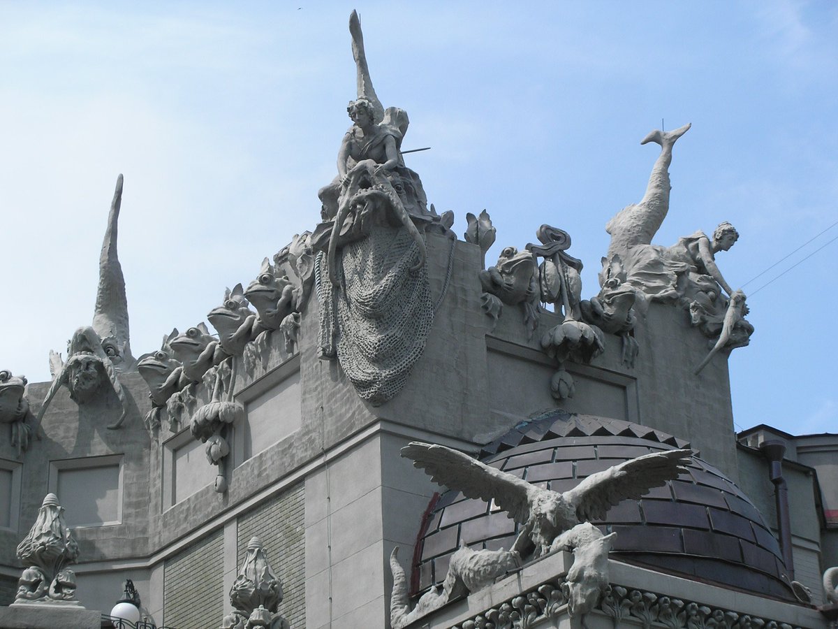 L’edificio alle spalle del presidente Zelensky in uno dei suoi ultimi video è la Casa delle Chimere di Kiev, capolavoro dello stile Liberty ucraino.

Costruita tra il 1901 e il 1902, è ornata da sirene, trofei di caccia e animali esotici scolpiti dall’italiano Emilio Sala.