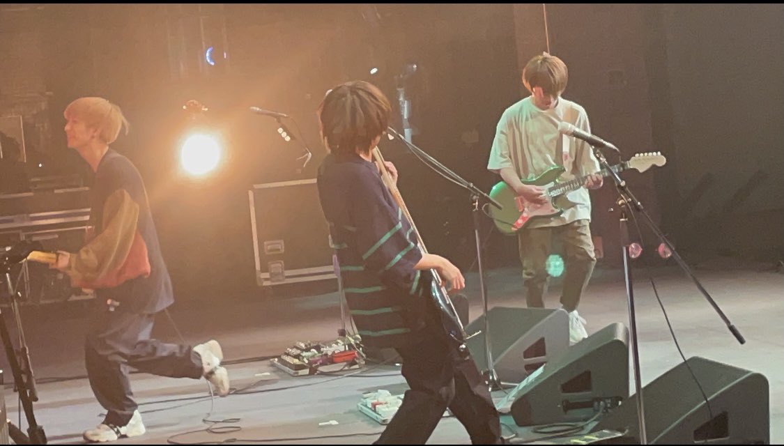 Technos2ACE's tweet photo. ◤￣￣￣￣￣￣￣￣◥
　the quiet room 
オフショット公開📸✨
◣＿＿＿＿＿＿＿＿◢

今回はファンサクワルーシリーズ🥰
素敵なパフォーマンス沢山見れます✨

配信はこちらから！ぜひお買い求めください🌷

▶︎ https://t.co/2ZLesea4ni…◀︎
#thequietroom #クワルー #邦ロック好きと繋がりたい https://t.co/WGTyGmyr9S