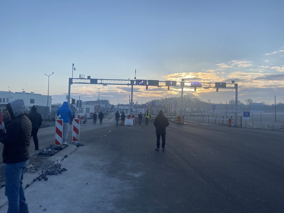 After a long day and night at the #Medyka crossing, I would like to express a THANK YOU to🇵🇱 and to all the policemen, border guards, firemen, health care workers and ordinary citicens helping down here. You are doing a GREAT JOB 🇵🇱💪👍#PolandFirstToHelp #SolidarityWithUkraine