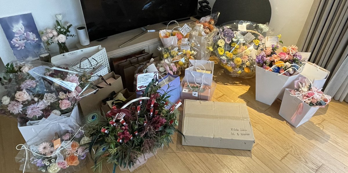 jinicider's tweet photo. 아니 이게 다 무슨일인가요ㅠㅠ 이 많은 마음들을 어쩌죠? 대본 한번 더 보는걸로 보답하겠습니다 늘 얘기하지만 내리사랑 보내주시는 팬분들 우리 스탭,회사 식구들 고맙고 사랑합니다 잘 할께요❤️ https://t.co/DXWCTyFXCy