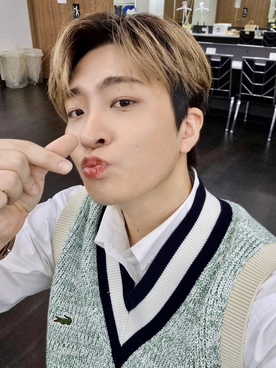 YOUNGJAExArs's tweet photo. 오랜만에 만나는 태국 아가새들과 즐거운 시간을 보냈습니다☺️ 함께해주신 분들 감사합니다! รักนะจุ๊บๆ💚

@GOTYJ_Ars_Vita 
#영재 #YOUNGJAE 
#ColorsFromArsxYGM https://t.co/HIewUhrDUH