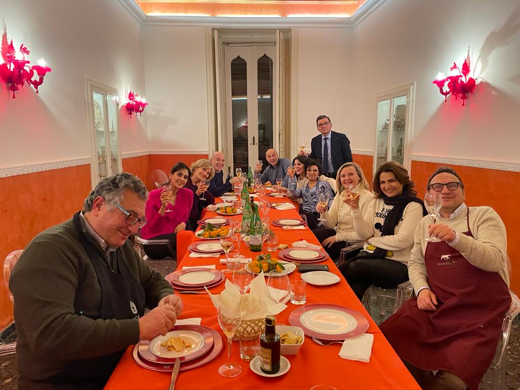 dArapriSpumanti's tweet photo. Il cast di FIORI D'ACCIAIO ospite alle Cantine d'Araprì.
#ToscadAquino , #RocioMorales , #EmyBergamo , #EmanuelaMuni , #MartinaDifonte e #GiuliaWeber
#ladamaforestiera 
#enjoydarapri https://t.co/l7tmmNMsPx