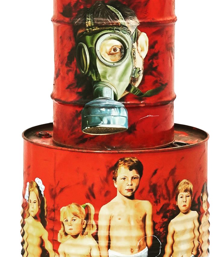 _Sirolopez_'s tweet photo. Es muy triste. Los niños que pinté hace años a óleo sobre el bidón son precisamente de Ucrania. Sobre el bidón superior pinté un adulto protegido con máscara Este cuadro instalación estará también en la Expo en Barcelona en @naubostik Inauguración mañana lunes a las 18’00 https://t.co/L8ZKflphNr