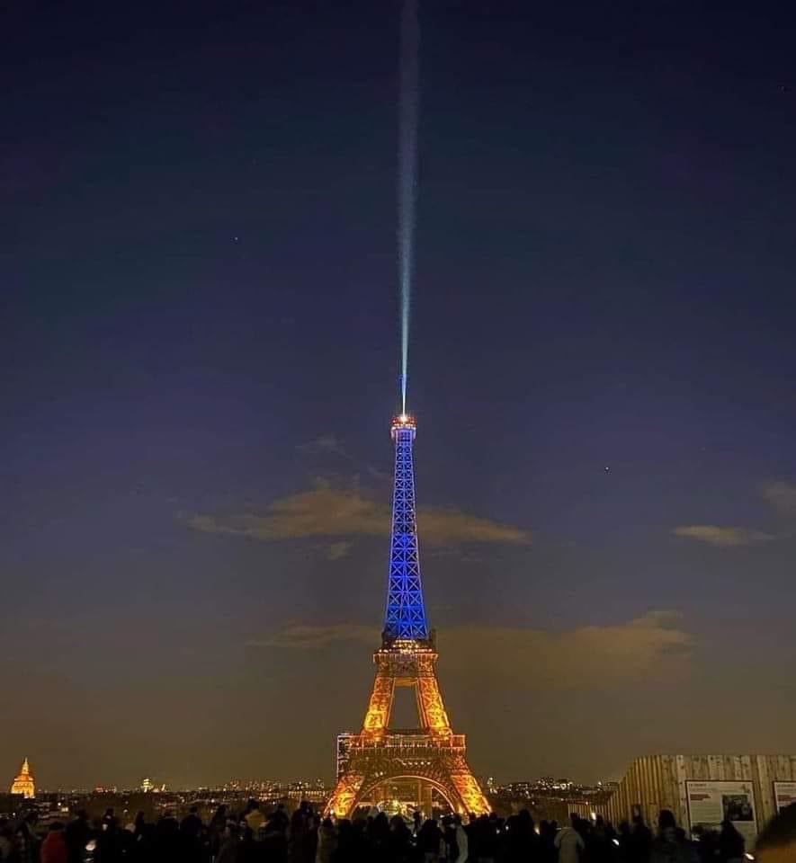 Ken_Meguro's tweet photo. The Eiffel Tower lit up to show solidarity for Ukraine. Pray for #Ukraine 🇺🇦

📷 Tour Eiffel https://t.co/ULQMfWWYyO