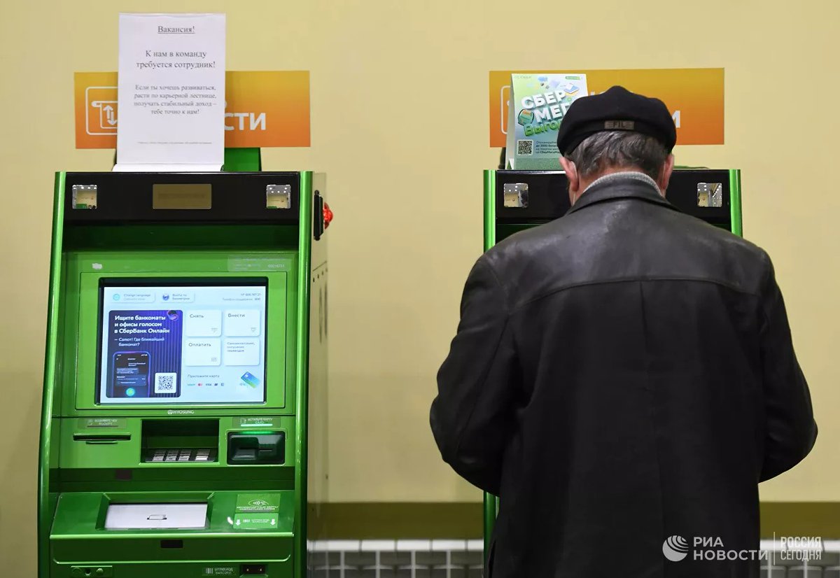 Доллары в банкомате сбера. Доллары в банкомате сбера. Обменник валюты в банкомате. Терминал самоинкассации. Доллары в банкомате сбера.