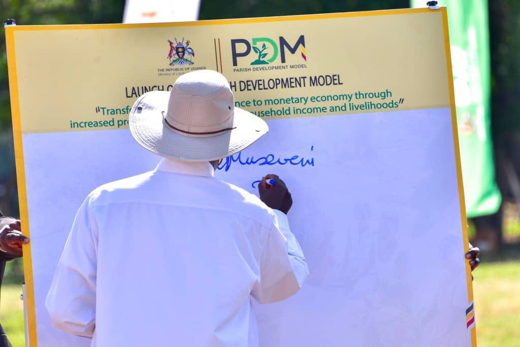 ammonding's tweet photo. Congratulations for the successful launch of Parish Model As the the NRM Parliamentary Caucus count on us as resolved in our engagement with you to appropriate 1059bn in FY 2022/23 translating into 100M per parish for this program.
#ParishModelLaunch
#ParishDevelopmentModel https://t.co/YzvNknhB41