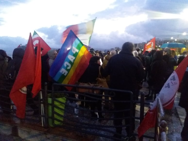 IL NOSTRO NO ALLA GUERRA 
In piazza da Reggio Calabria, da Catanzaro, dalla nostra bottega <a href="/botteghedelsole/">Le botteghe delle Terre del Sole</a> uniti in una unica voce per gridare NO alla guerra in Ucraina, ribadire che non c’è altra scelta che la PACE. #StopWar #consorziomacramè #calabria