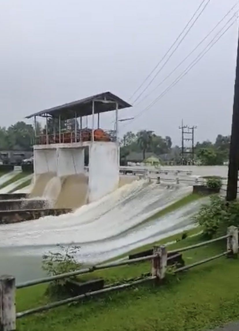 ตอนนี้โซน 3 จังหวัดโดนพายุฝนถล่มหนัก โดยเฉพาะนราธิวาส ชาวบ้านบอกว่าปีนี้หนักสุดในรอบหลายปีจนอ่างเก็บน้ำก็รับไว้ไม่ไหว ฝากติดตามแท็กนี้ด้วยนะคะ 🙏🏻 #น้ำท่วมภาคใต้ #นราธิวาส