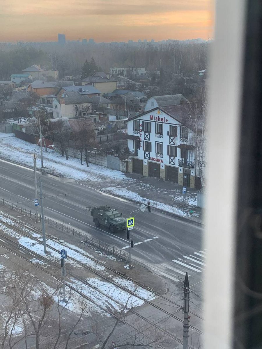 BriMundo22's tweet photo. Foto divulgado de um veículo de transporte de tropas russo visto em Kharkiv localizado muito próximo ao centro da cidade.

#russia #Ucrania #Zelensky #Putin #SWIFTban #OTAN #EU https://t.co/nBuqfhAoAq