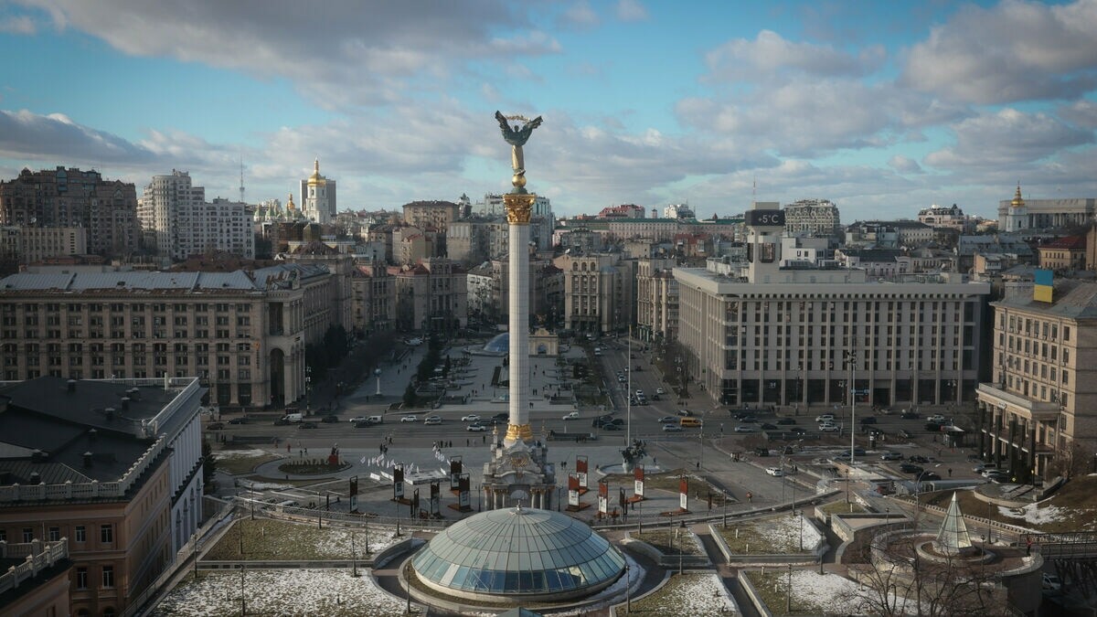 le_Parisien's tweet photo. DIRECT UKRAINE | Quatrième jour de l'offensive russe

- Les combats continuent à Kiev, sous couvre-feu jusqu'à lundi 

- Près de 200 civils ont été tués et des dizaines de militaires

- Un dépôt pétrolier a été bombardé, provoquant un immense incendie
➡️ https://t.co/ObQ8SyzDcr https://t.co/HlmWGotIN2