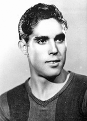 BarcaBandidos's tweet photo. [Barca Legends]

Mariano Martin, Striker asal Spanyol

Salah satu striker tajam yang pernah Barca miliki di-era 1940an dos.

Di Barca selama 9 musim namun di musim terakhirnya tdk memainkan pertandaingan sama sekali.

ia melahap 148 match dengan 129 gol!!

#FCBLegends #Bandidos https://t.co/Cwe48IEdyZ