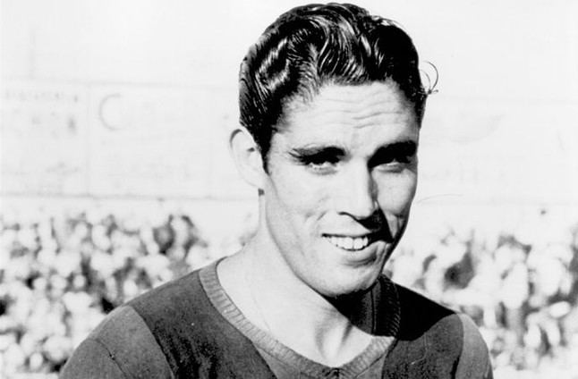 BarcaBandidos's tweet photo. [Barca Legends]

Mariano Martin, Striker asal Spanyol

Salah satu striker tajam yang pernah Barca miliki di-era 1940an dos.

Di Barca selama 9 musim namun di musim terakhirnya tdk memainkan pertandaingan sama sekali.

ia melahap 148 match dengan 129 gol!!

#FCBLegends #Bandidos https://t.co/Cwe48IEdyZ