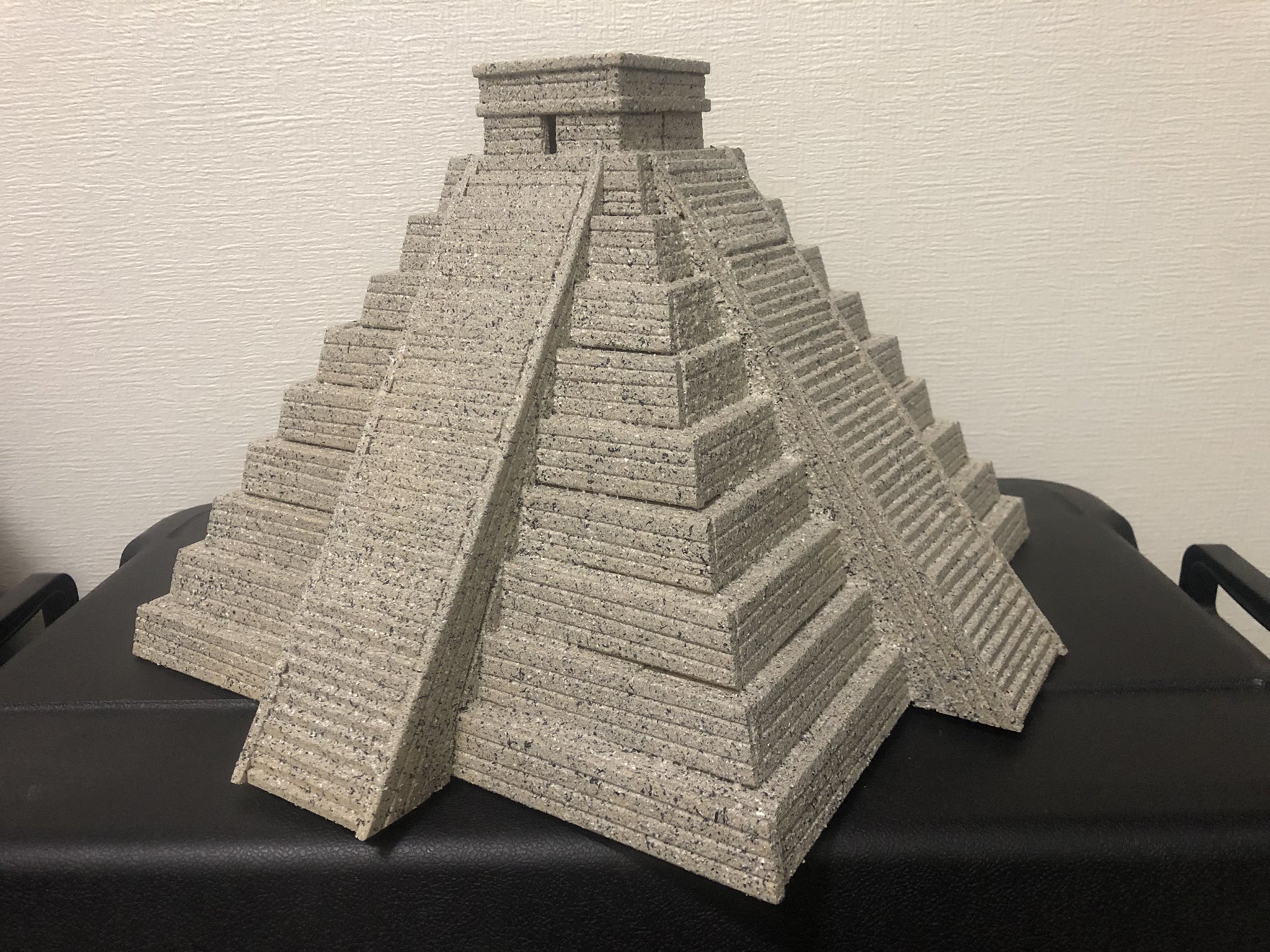 ゲレゲレ やりたい事いっぱいあるし年度末だからサクッと 割り箸 工作 で チチェンイッツァ の ククルカン 神殿を 作った 全然サクッと行かなかった ミニチュア ピラミッド ジオラマ プラモデル まるで石 染q メキシコ ハンドメイド フル