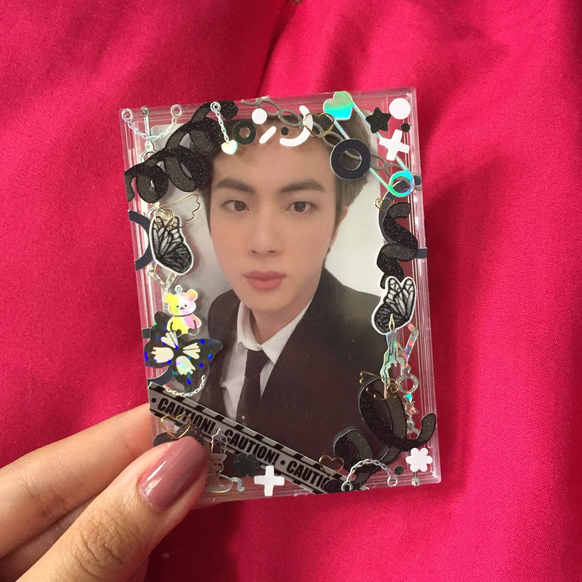 4TAEJlN's tweet image. #4TAEJlNsells ☻ wts lfb ph

jin memo20 dvd pc (9/10) + deco card snap-on = ₱1.5k + lsf (PAYO only sorry) 

— rfs: need funds for prio pc
— gcash / bdo • ggx, j&amp;amp;t, sdd
— onhand, can ship asap.

t. seokjin memories 2020 memo photocard bts