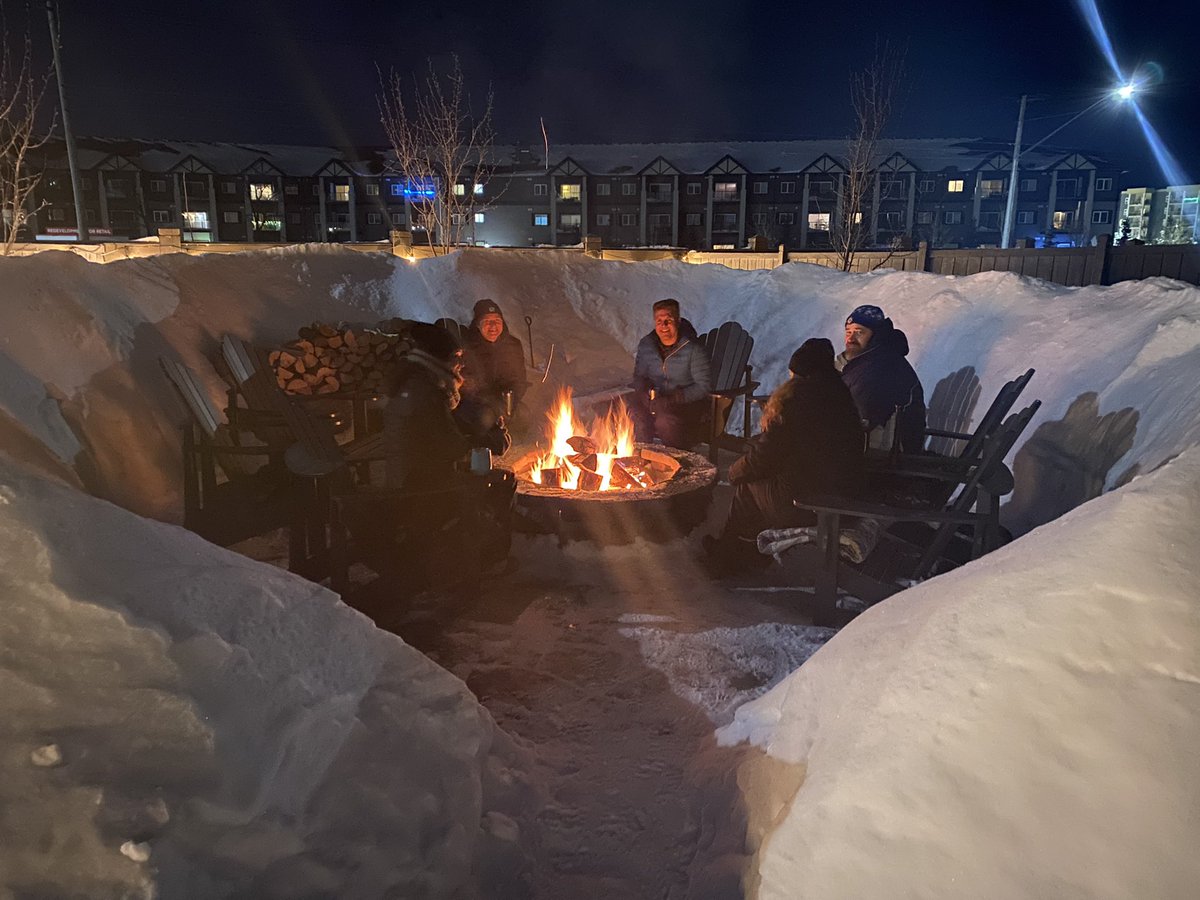 tlfreeze3's tweet photo. Neighbour built himself a half-igloo! First non -40C night so we took full advantage. #hotdogstastebetteroverafire #zerowindchill #winterpeg #wegotsnow https://t.co/w8RAsymEXa