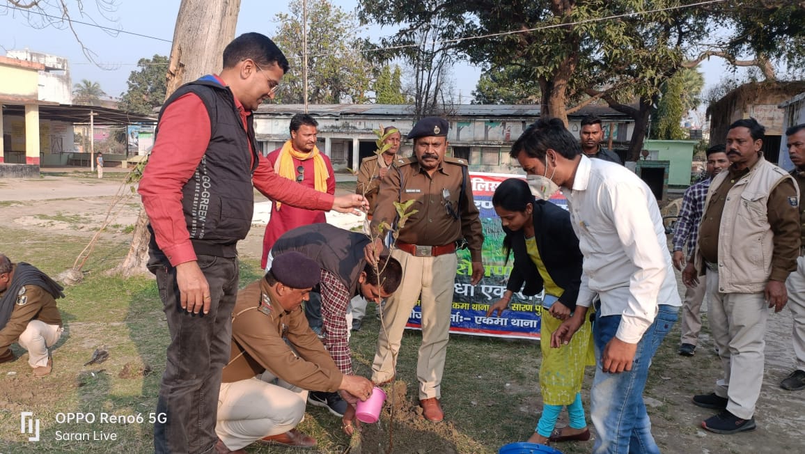 ivishnusharan's tweet photo. कल बिहार पुलिस सप्ताह 2022 के अंतिम दिन एकमा ब्लॉक फील्ड में किया गया वृक्षारोपण हुआ....मौके पर उपस्थित एकमा इंस्पेक्टर बालेश्वर राय सर,BDO सत्येंद्र परासर सर,एकमा अंचलाधिकारी कुमारी सुषमा मैंम, बड़े भाई स्वास्थ्य पदाधिकारी @DrAmit31551548 मौजूद रहे।
@bihar_police @Saran_dm https://t.co/6tTepx38Xr