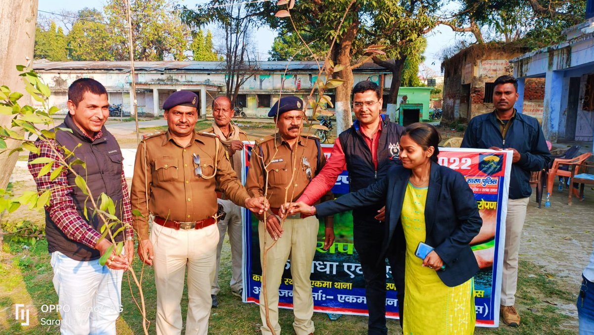 ivishnusharan's tweet photo. कल बिहार पुलिस सप्ताह 2022 के अंतिम दिन एकमा ब्लॉक फील्ड में किया गया वृक्षारोपण हुआ....मौके पर उपस्थित एकमा इंस्पेक्टर बालेश्वर राय सर,BDO सत्येंद्र परासर सर,एकमा अंचलाधिकारी कुमारी सुषमा मैंम, बड़े भाई स्वास्थ्य पदाधिकारी @DrAmit31551548 मौजूद रहे।
@bihar_police @Saran_dm https://t.co/6tTepx38Xr