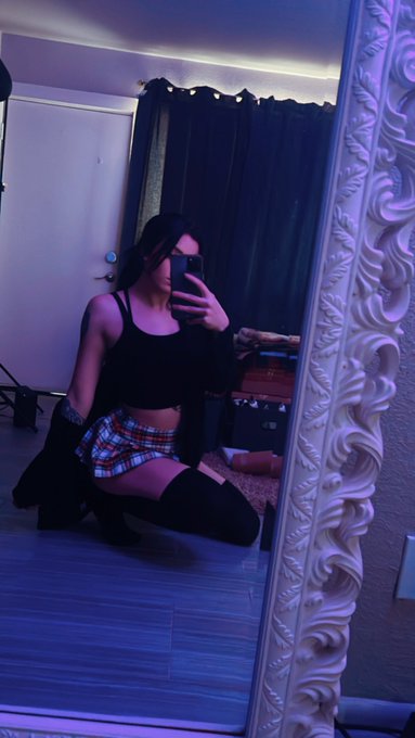 Packing while dressed like a sexy school girl? Why not? 😉 https://t.co/wkmjf4kmT5