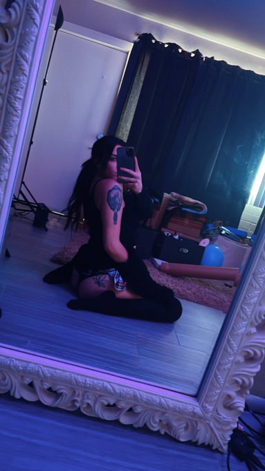 Packing while dressed like a sexy school girl? Why not? 😉 https://t.co/wkmjf4kmT5