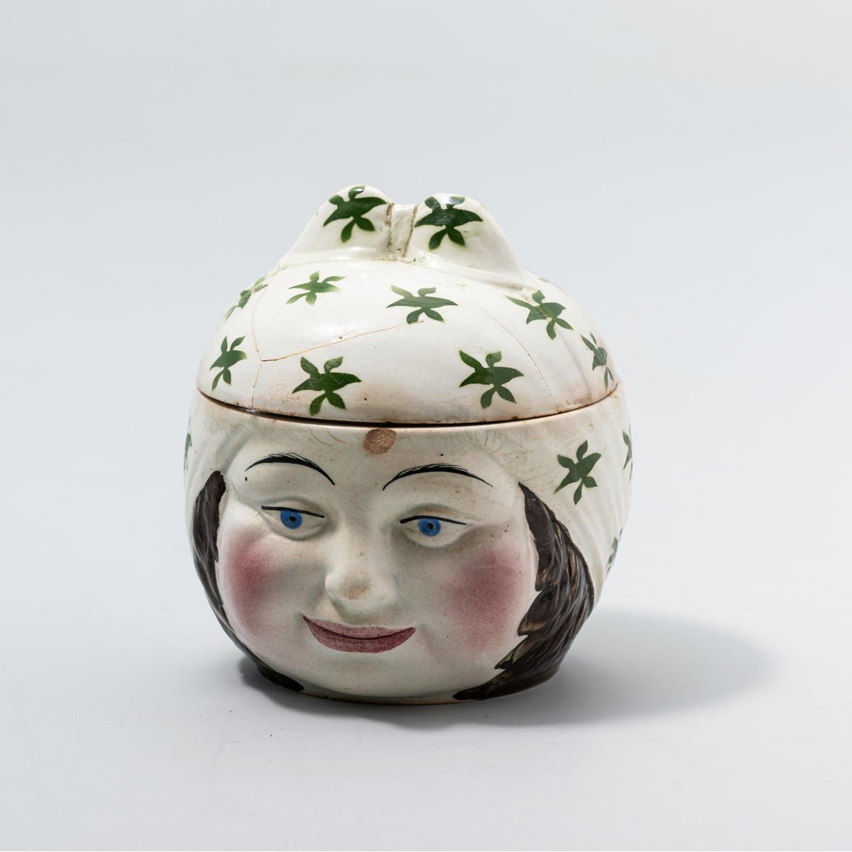 StateHistorical's tweet image. #Календарь #КоллекцияГИМ

Уже завтра начнется Масленица 🥞

Н. Я. Данько. (Автор формы). Конаковский фаянсовый завод им. М. И. Калинина. Масленка с крышкой «Широкая масленица». 1920-е гг.