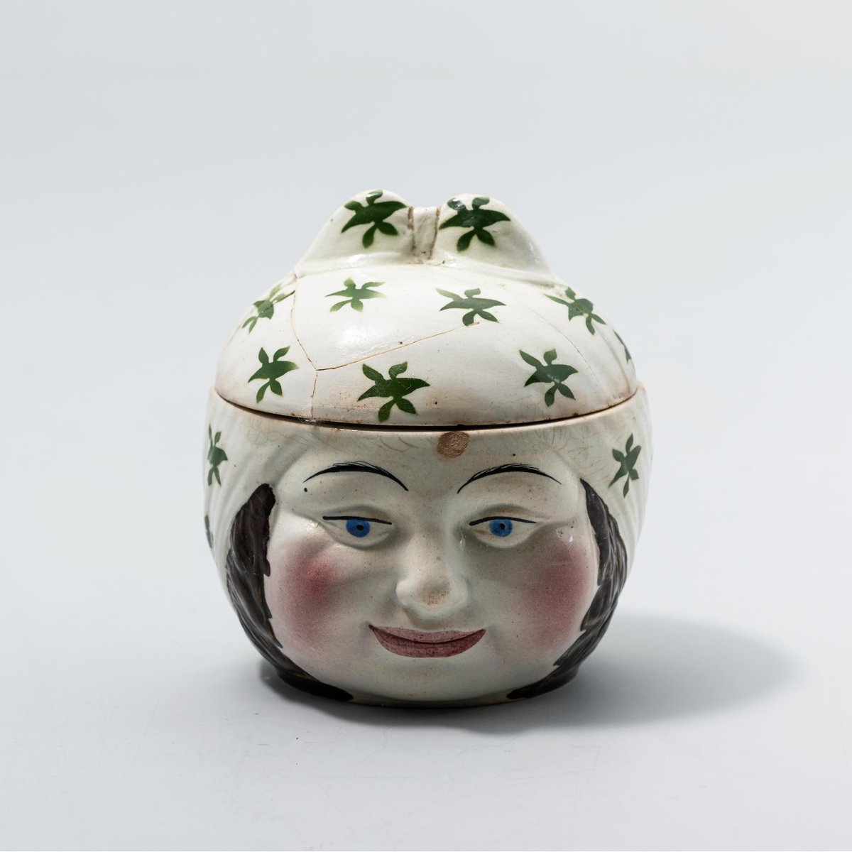 #Календарь #КоллекцияГИМ

Уже завтра начнется Масленица 🥞

Н. Я. Данько. (Автор формы). Конаковский фаянсовый завод им. М. И. Калинина. Масленка с крышкой «Широкая масленица». 1920-е гг.