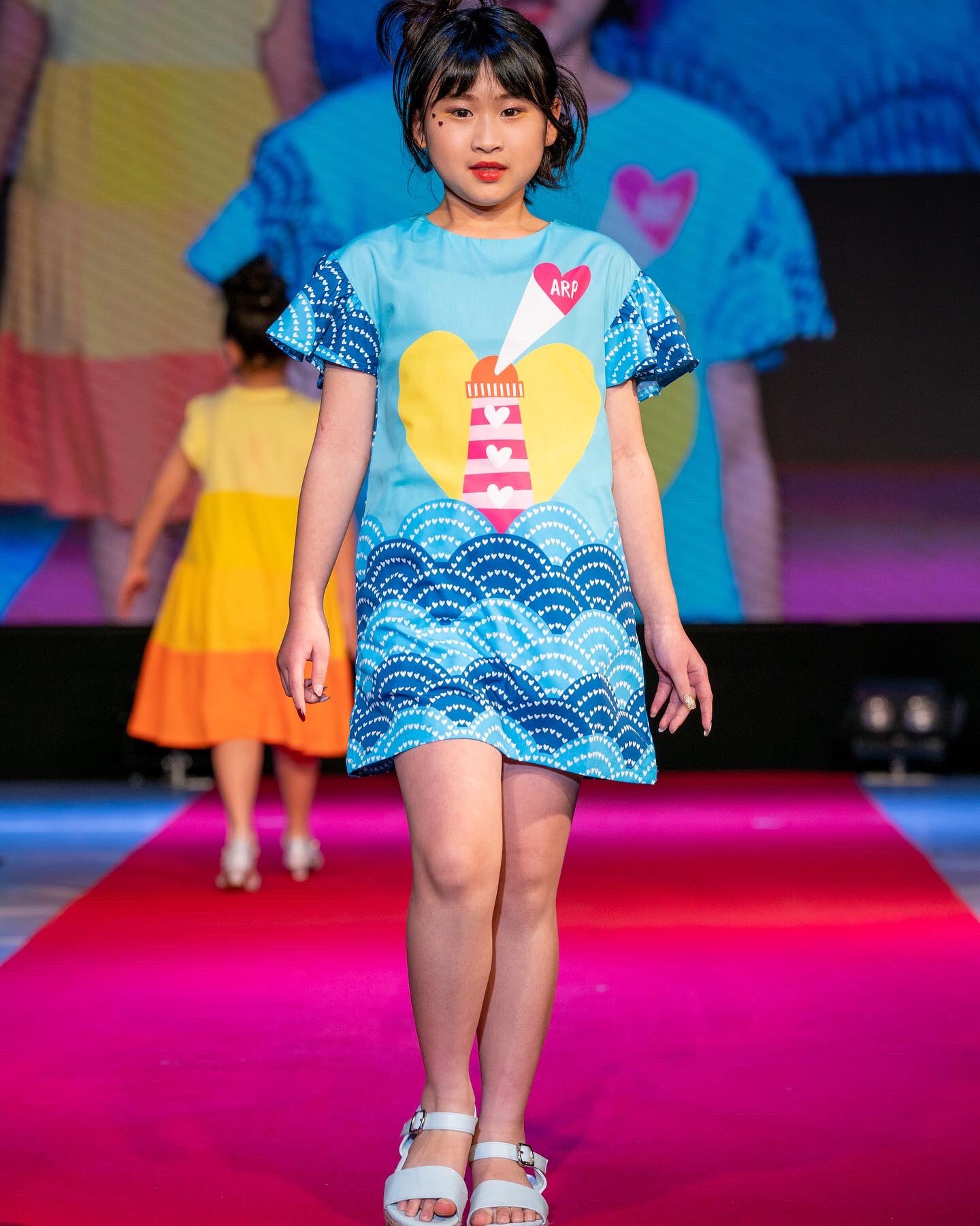 تويتر Agatharuizdelaprada على تويتر 原宿runway のお写真です ダンスの上手な Massamin05 ちゃんが ステージでもしっかりきめてくれました Agataruizdelaprada Agatharuiz Japan カラフル ポップ インスタ映え ポージング かわいい モデル 撮影 原宿
