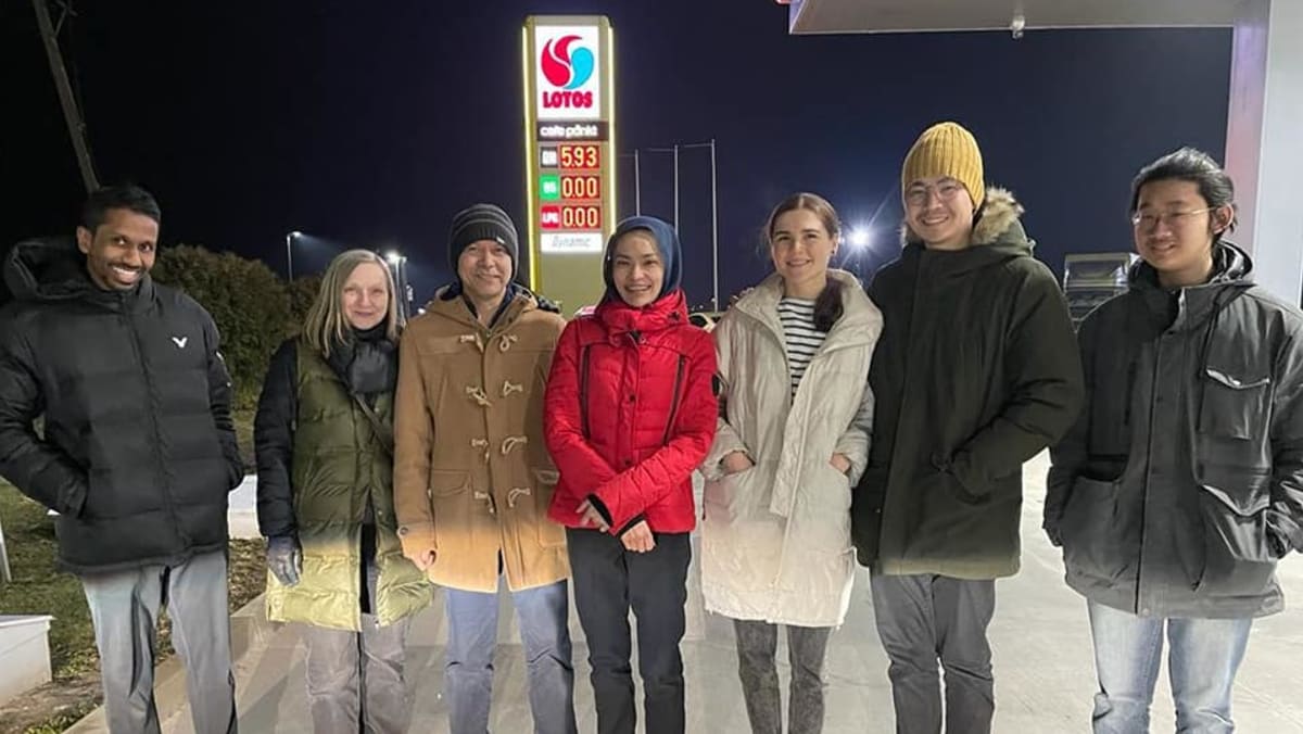 ChannelNewsAsia's tweet photo. Singaporean among 12 people evacuated from Ukraine: Malaysia foreign ministry https://t.co/rATYmonBKh https://t.co/04xOQHZCXv